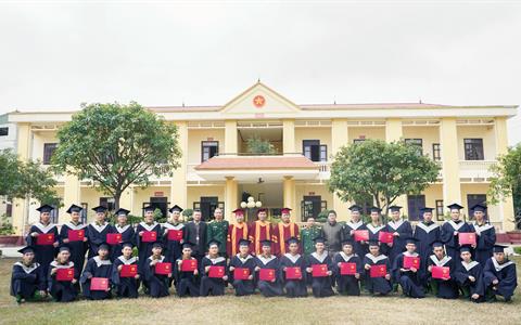 Đoàn cán bộ Trường Đại học Mỏ - Địa chất đi thăm, tặng quà và trao Bằng tốt nghiệp đại học cho sinh viên Khóa 60 đang tham gia khóa đào tạo sĩ quan dự bị tại Trường Quân sự Quân khu 2