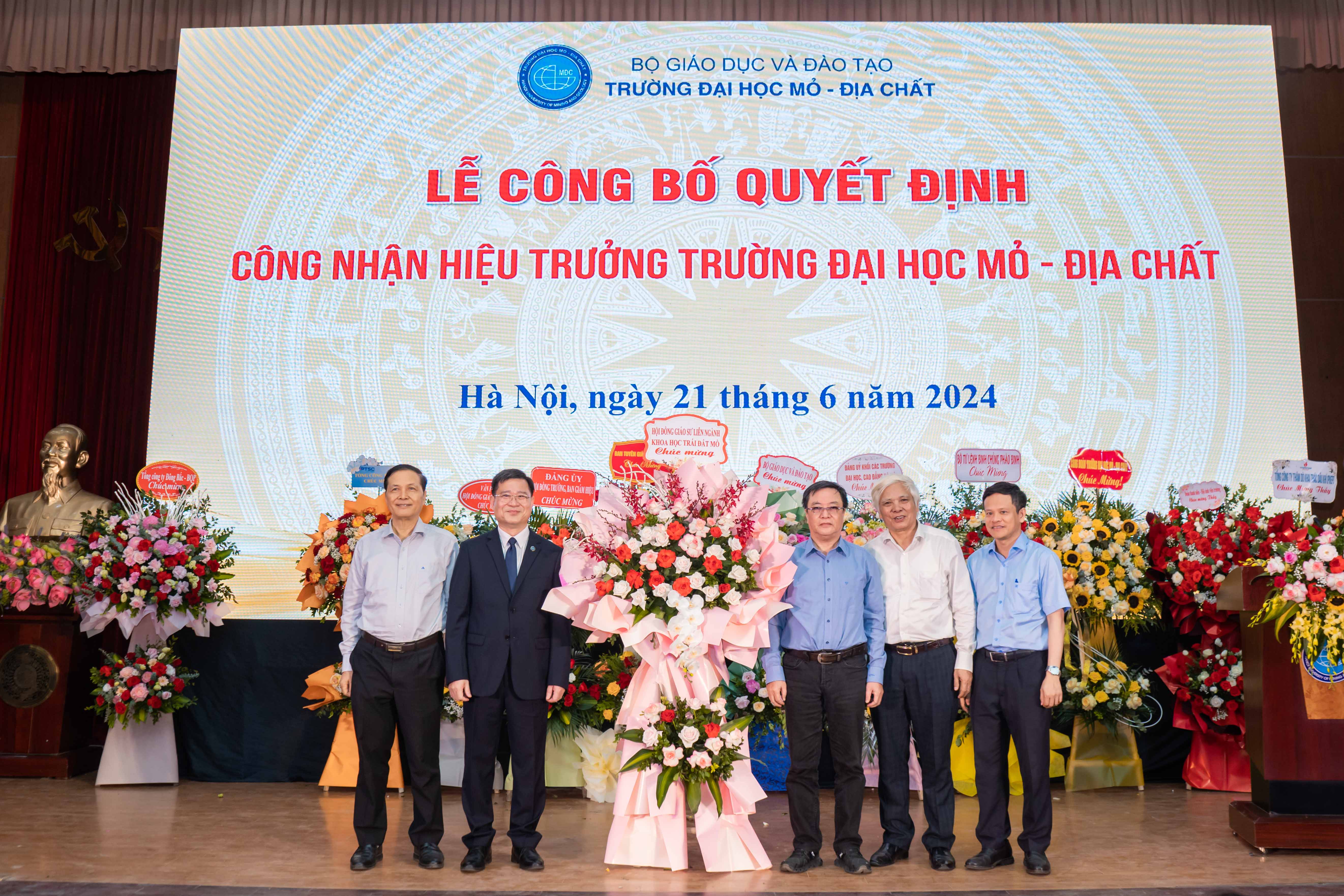 GS.TS Trần Thanh Hải đón nhận lẵng hoa tươi thắm của Hội đồng Giáo sư liên ngành Khoa học trái đất