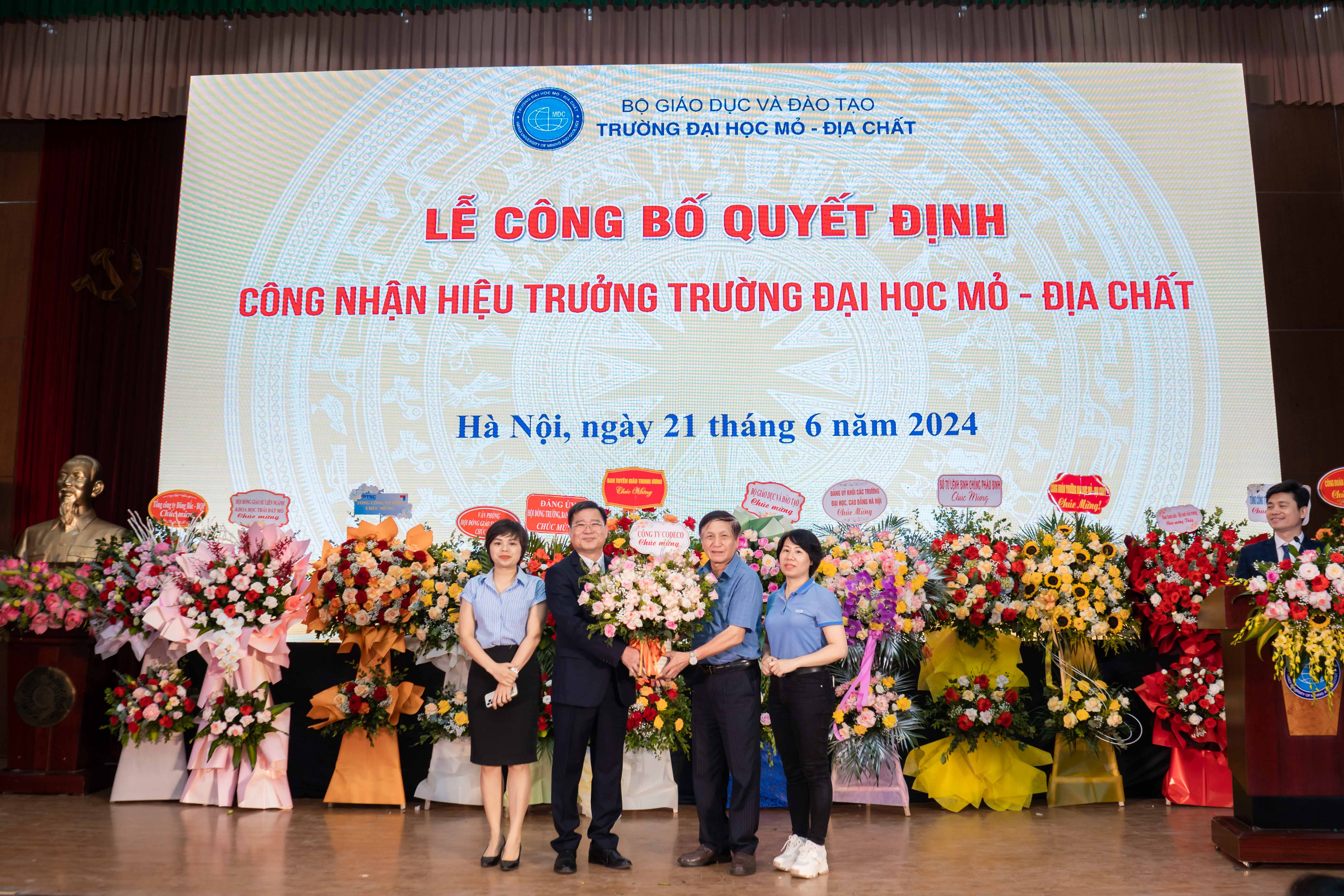 GS.TS Trần Thanh Hải đón nhận lẵng hoa tươi thắm của Công ty Codeco